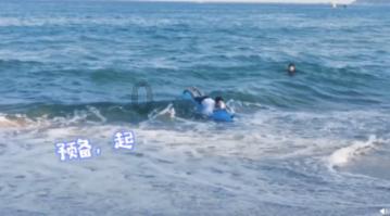 沙滩游玩的女孩们