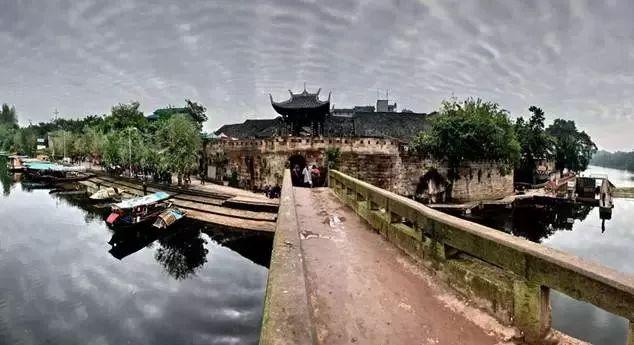 相亲后，女生对我有好感，该怎么聊天游戏画面